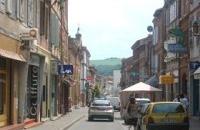 La rue Jean-Jaurès, une rue commerçante au centre-ville de Carbonne