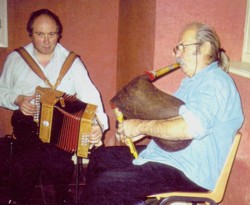 Musiciens jouant des instruments traditionnels : "Lo Jac" - JPEG - 17.3 ko