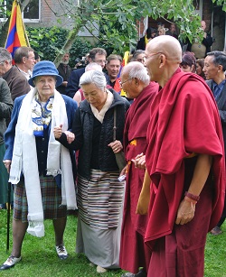 Photo archive (2012) : La sœur du Dalaï-lama visite le musée Abbal et son jardin avec Anne-Marie Abbal. - JPEG - 75.3 ko