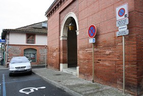 Une place réservée aux personnes handicapées et le panneau indiquant la zone bleue, centre ville de Carbonne - JPEG - 41.8 ko