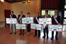 Présentation, par les maires, des panneaux d'entrée des six villes partenaires du parrainage tibétain. - JPEG - 54.2 ko