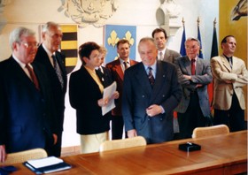 1988, la délégation carbonnaise du comité de jumelage (Guy Hellé, Christian Lacombe, Gérard Roujas, Paul Grégoire et Roger Ghirardo) pour la signature de la charte avec Korschenbroich. - JPEG - 35.3 ko