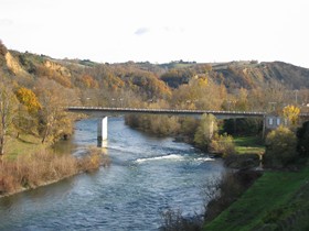 Le pont suspendu ou « pont de fil de fer » devenu aujourd'hui « pont du jumelage »  - JPEG - 28 ko