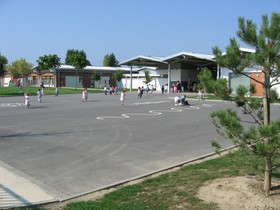 Des enfants jouant dans la cour de l'école maternelle Henri Chanfreau - JPEG - 29.5 ko