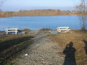 Un espace en bordure de lac aménagé pour le pique-nique. - JPEG - 31.6 ko