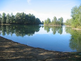 Les pêcheurs ont accès au lac par une berge aménagée par l'A.A.P.M.A. de Carbonne. - JPEG - 28.9 ko