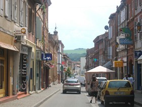 La rue Jean-Jaurès, une rue commerçante au centre-ville de Carbonne - JPEG - 32.4 ko