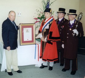 2005 : visite de la délégation carbonnaise à Monmouth pour le 30e anniversaire du jumelage. Le maire de Monmouth et Guy Hellé (maire de Carbonne) présente la charte officielle du jumelage. - JPEG - 36 ko